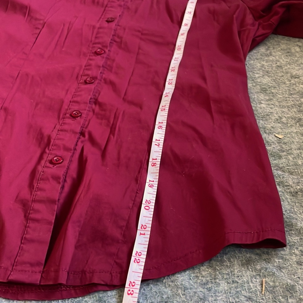 3/$12 🌻 Maroon short sleeved button down shirt, women medium. - Picture 6 of 6